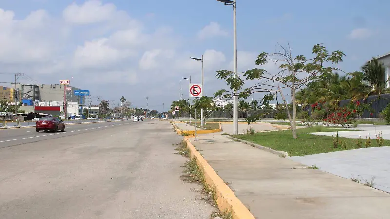 Un-Auto-Pasa-Frente-A-La-Refinería
